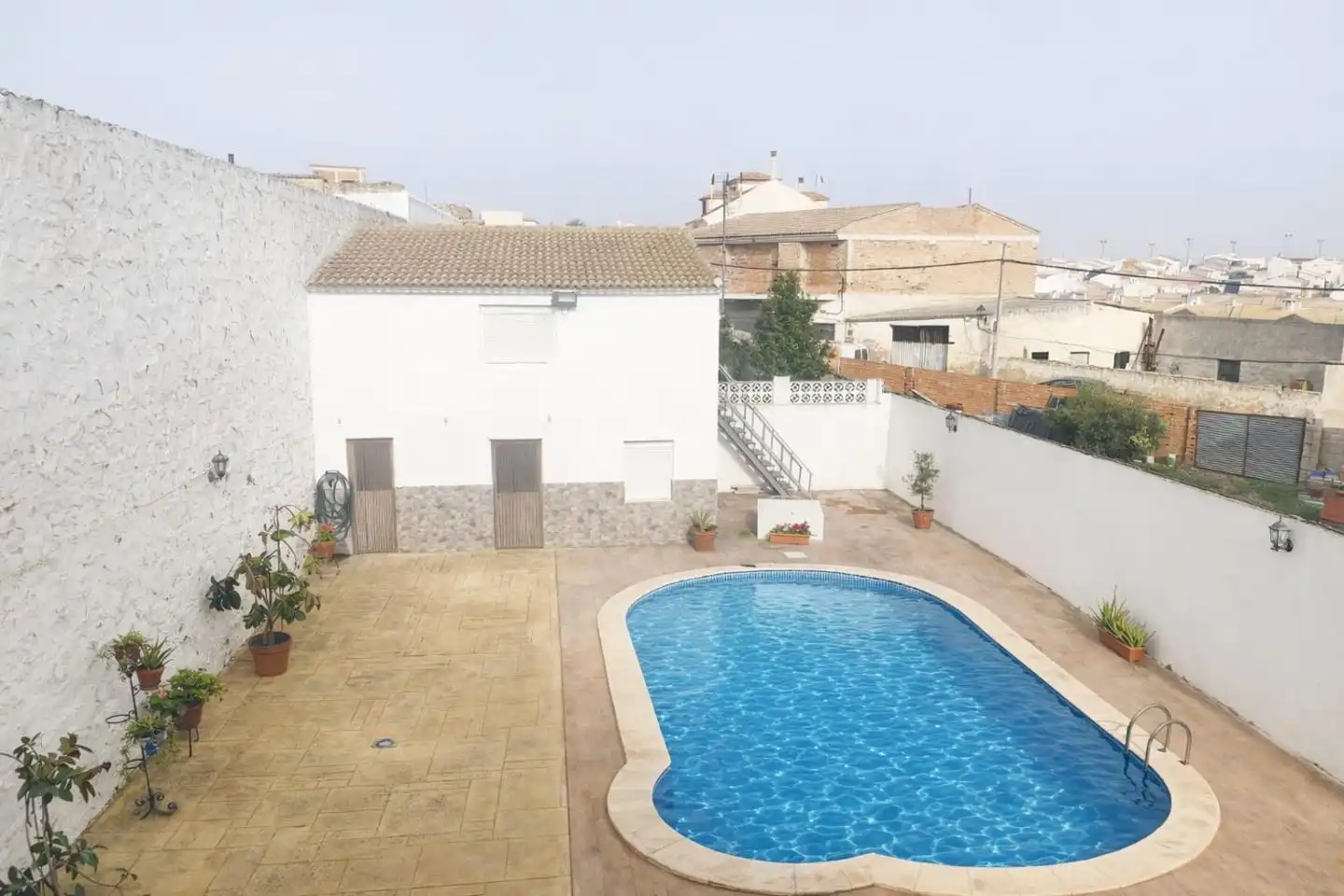 Piscina de Casa adosada en venda en Fuerte del Rey amb Aire condicionat, Calefacció i Jardí privat