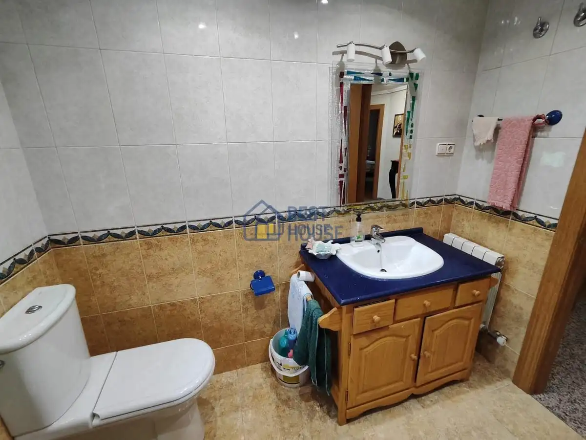 Bany de Casa o xalet en venda en San Andrés del Rabanedo amb Calefacció, Jardí privat i Parquet