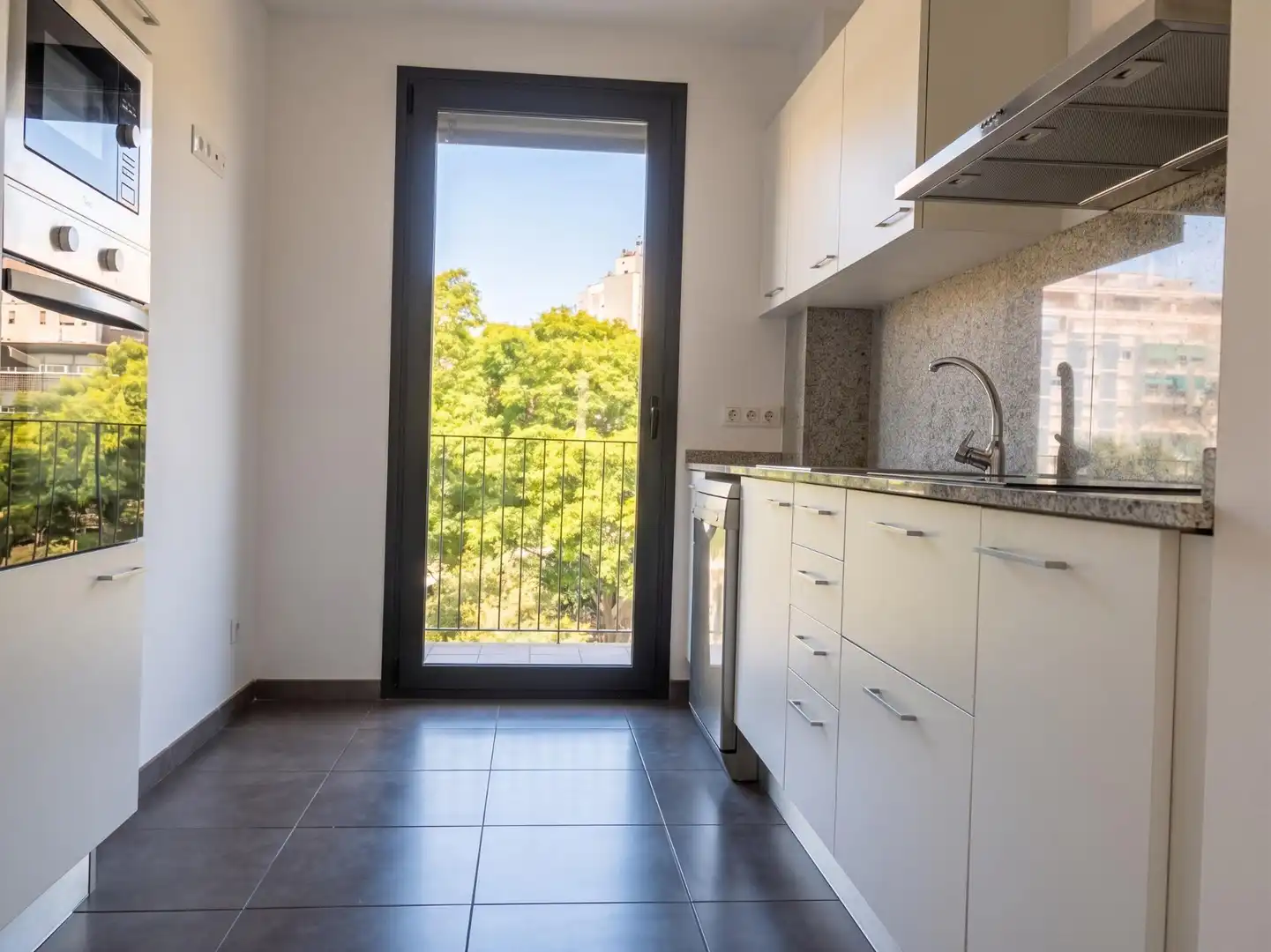 Cuina de Pis en venda en L'Hospitalet de Llobregat amb Aire condicionat, Calefacció i Jardí privat
