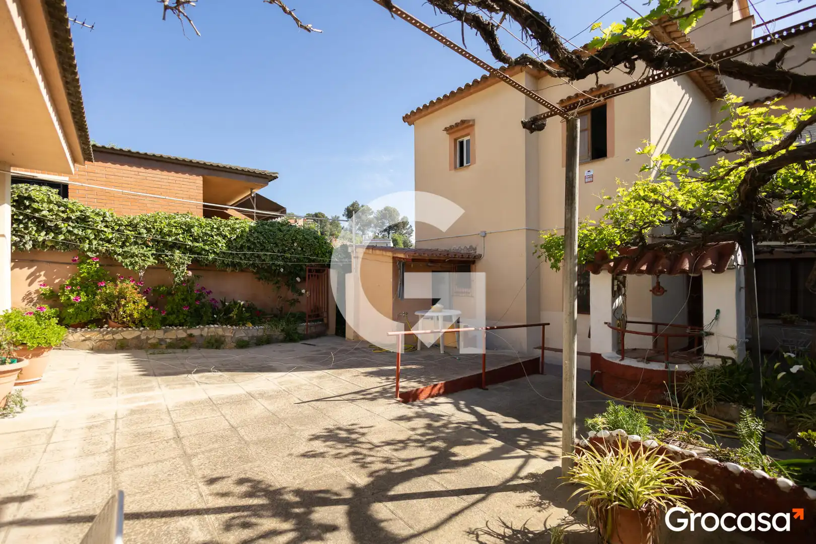 Vista exterior de Piso en venta en Sant Vicenç Dels Horts con Calefacción, Jardín privado y Terraza