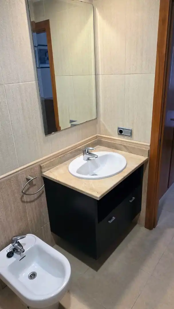 Bany de Àtic de lloguer en Girona amb Calefacció, Terrassa i Moblat