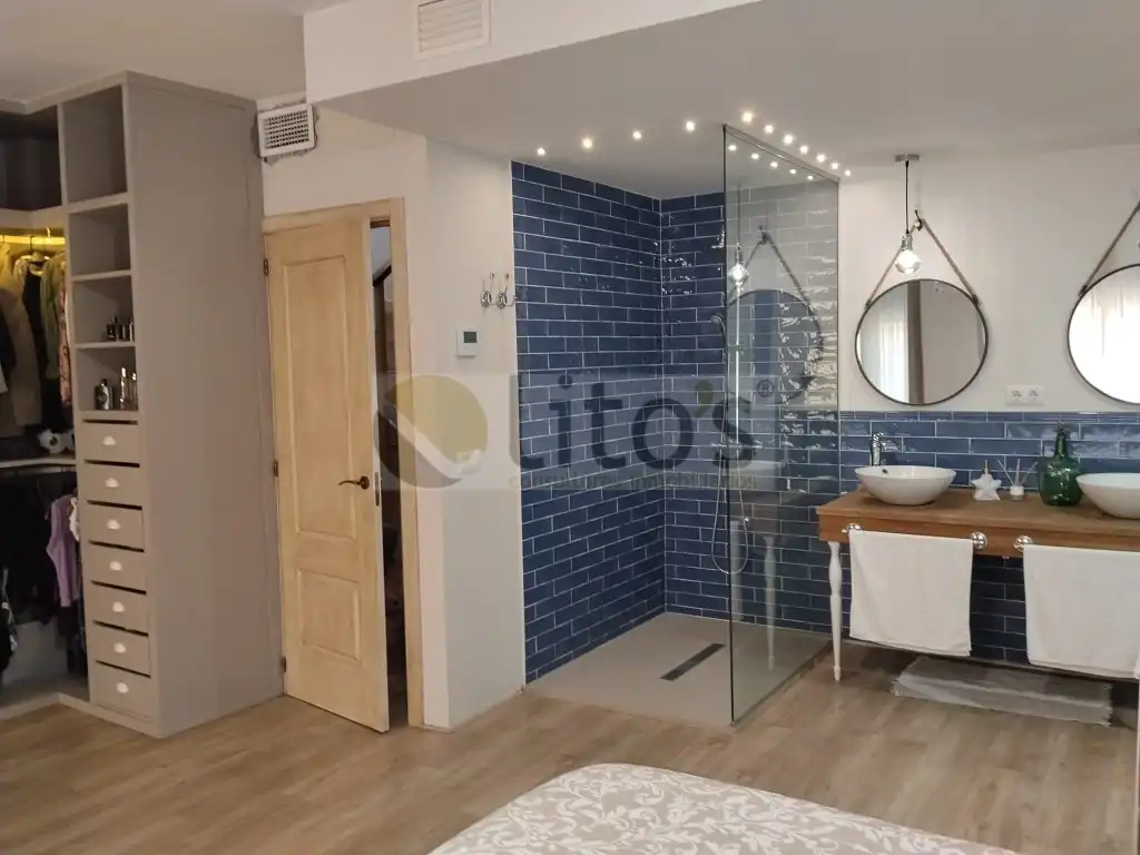 Bathroom of Detached homes for sale in Dos Hermanas  with Private garden and Swimming Pool