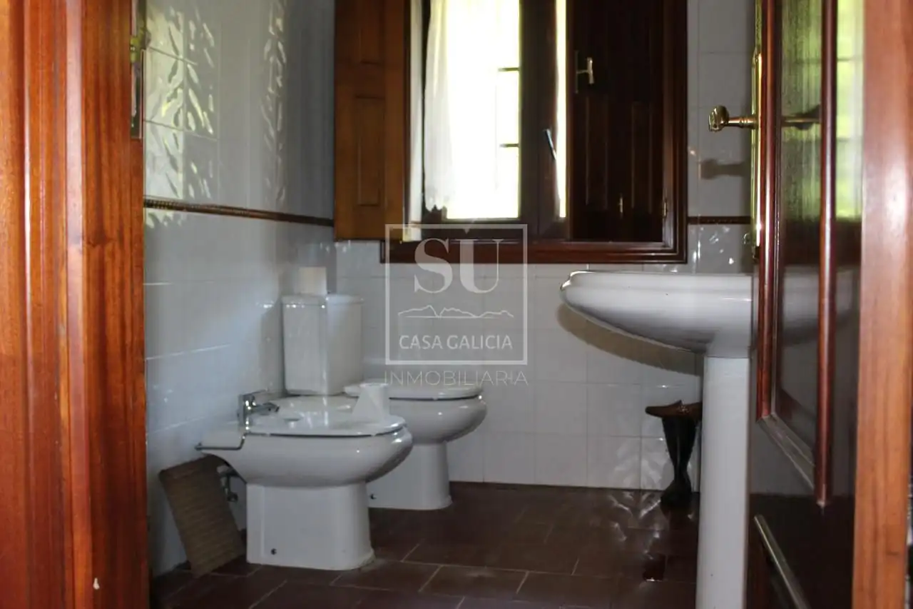 Badezimmer von Country house zum Verkauf in A Lama   mit Privatgarten