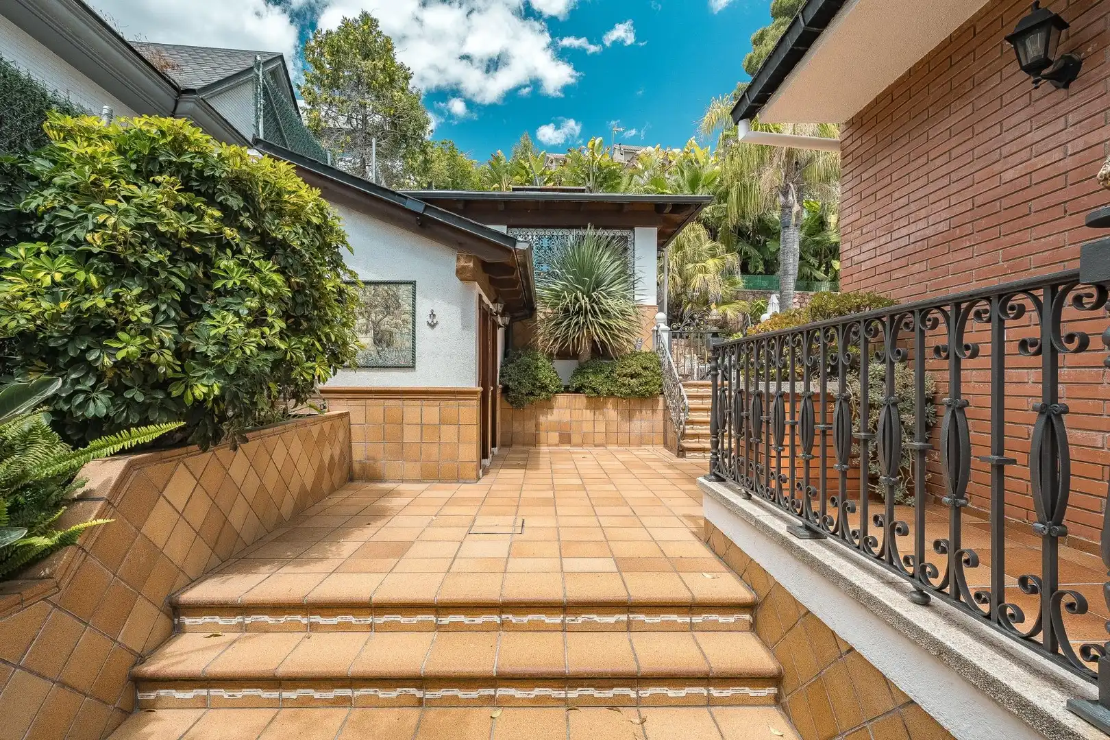 Vista exterior de Casa o xalet en venda en Pallejà amb Calefacció, Jardí privat i Terrassa