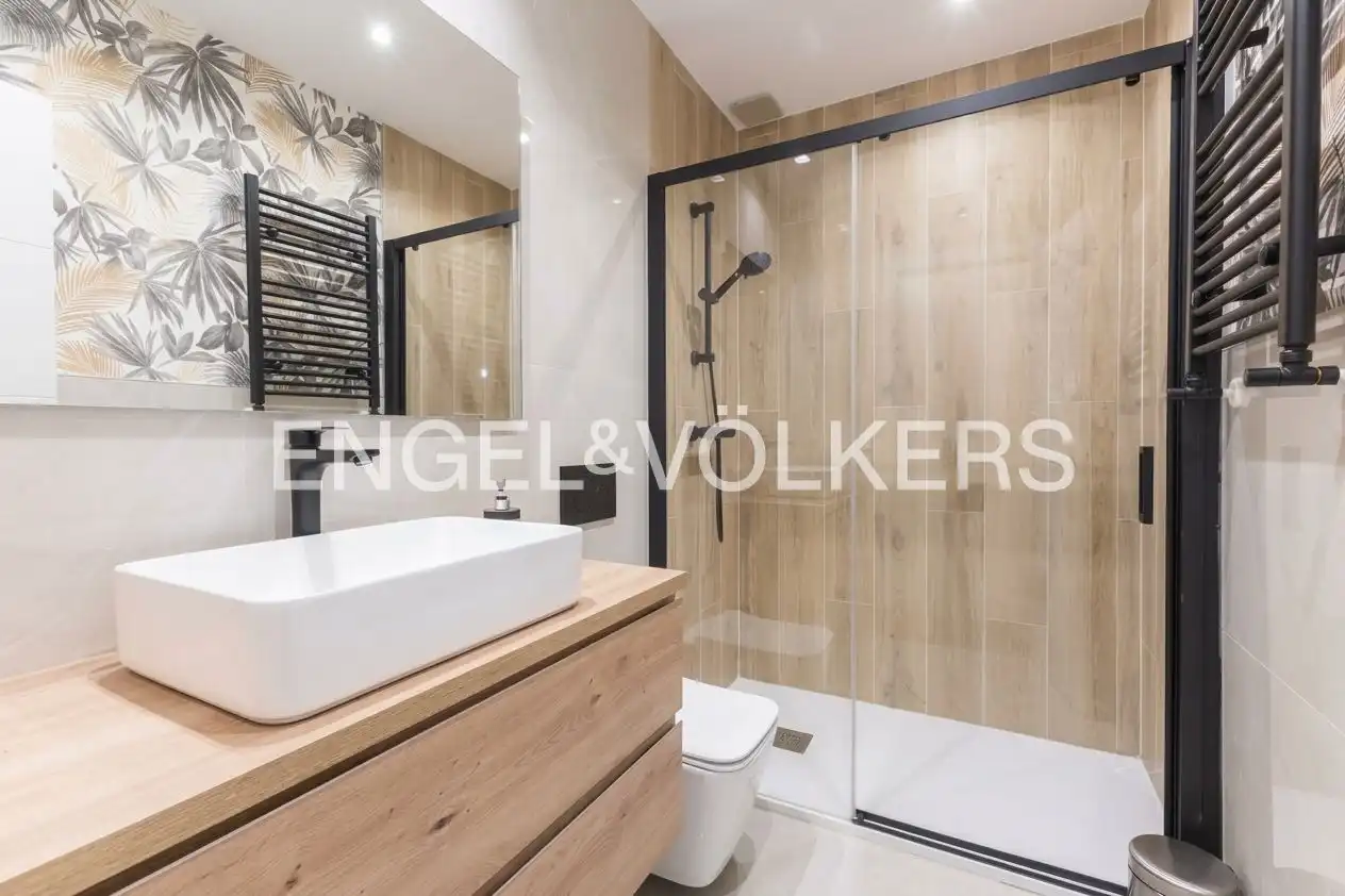 Bathroom of Flat for sale in Madrid  with Air Conditioner, Heating and Parquet flooring