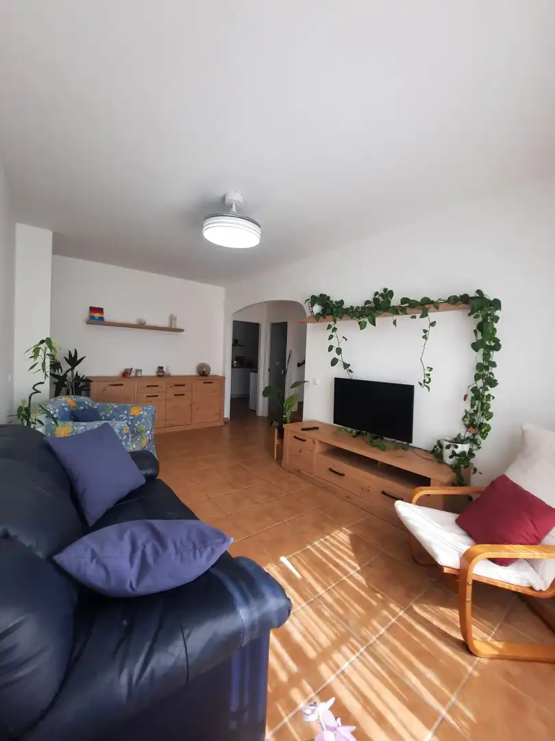 Sala de estar de Casa adosada de alquiler en La Línea de la Concepción con Jardín privado, Amueblado y Piscina comunitaria