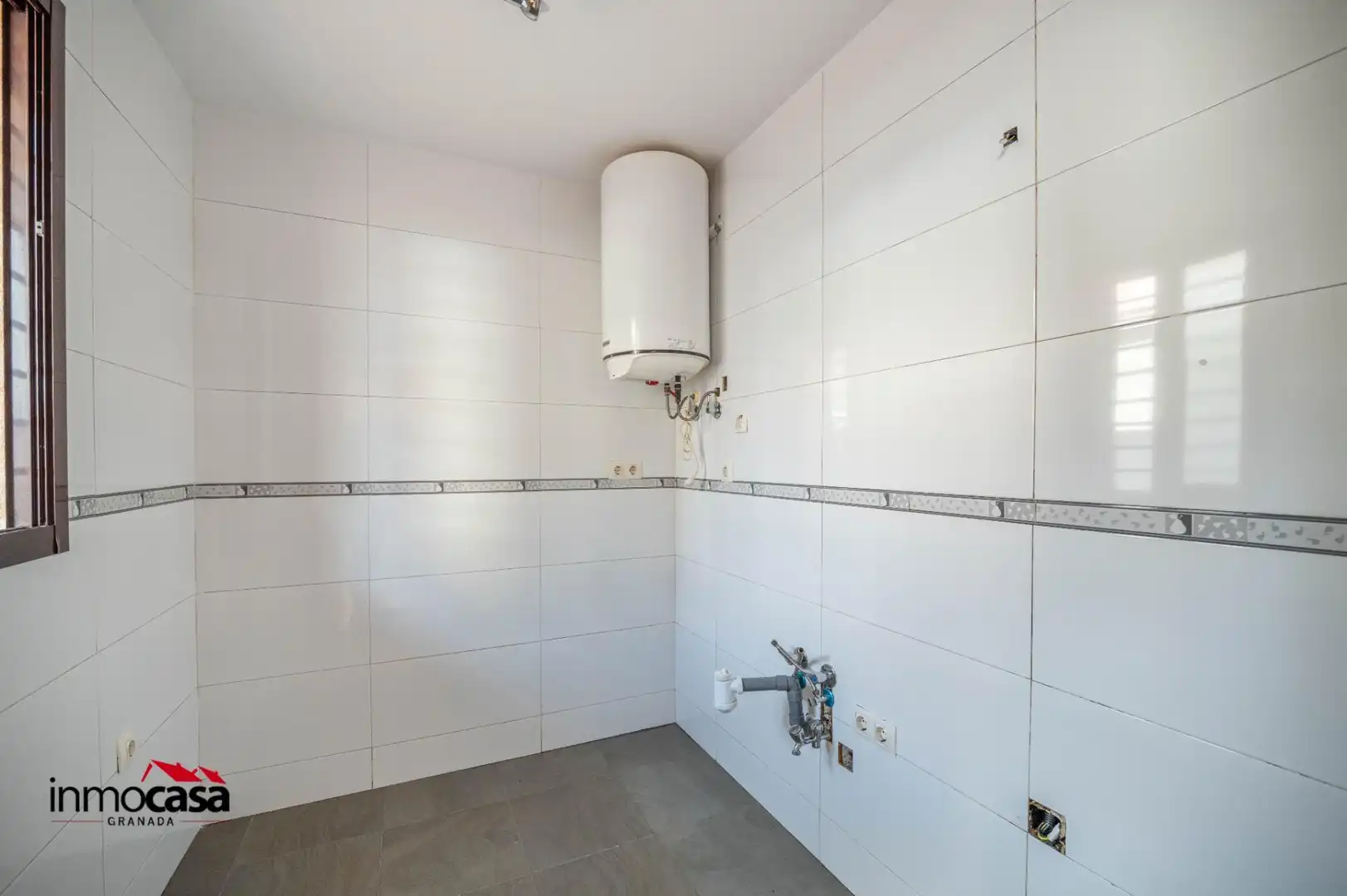 Bathroom of Flat for sale in Armilla  with Air Conditioner, Heating and Alarm