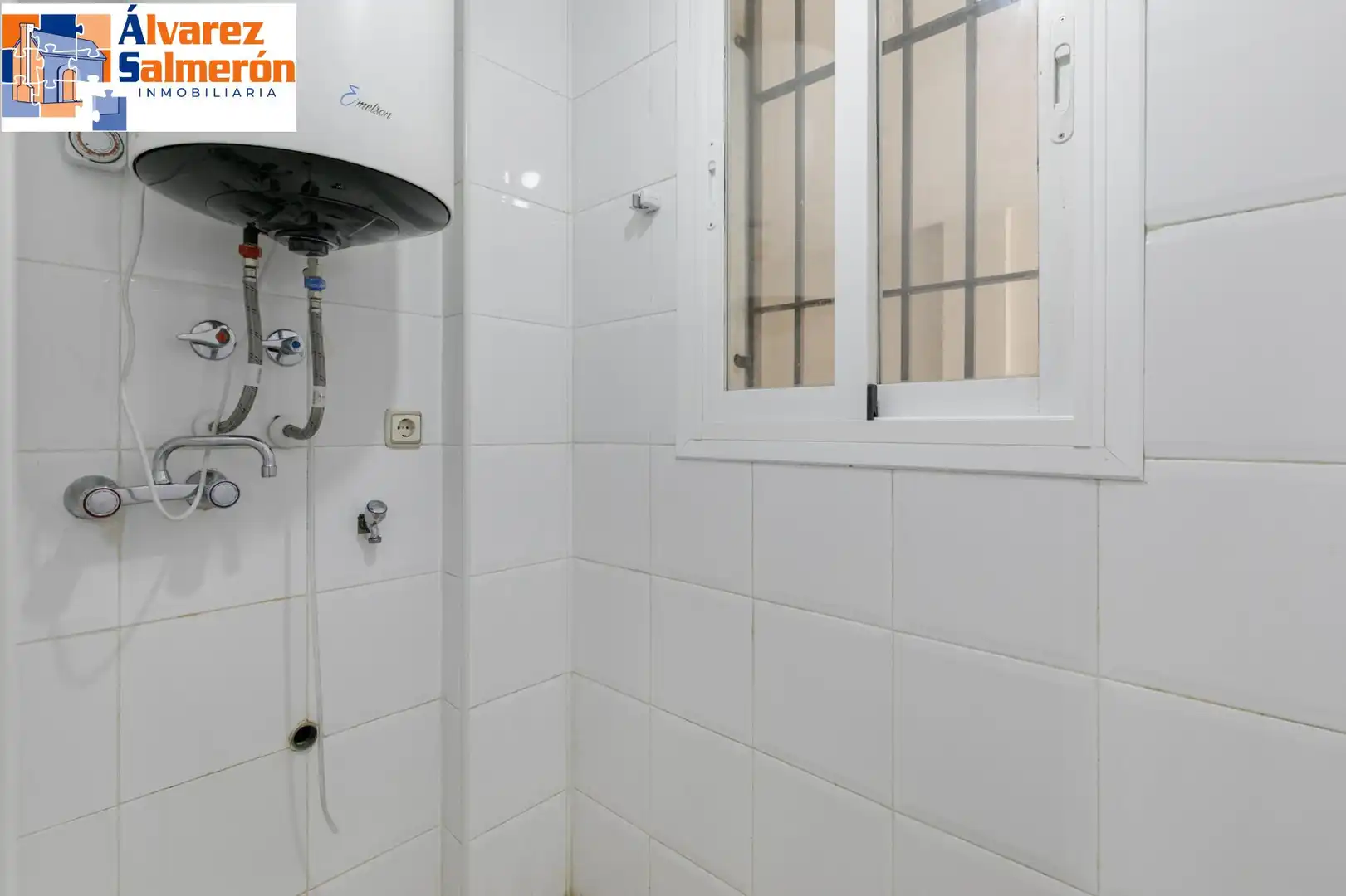 Bathroom of Flat for sale in Armilla  with Air Conditioner, Heating and Storage room