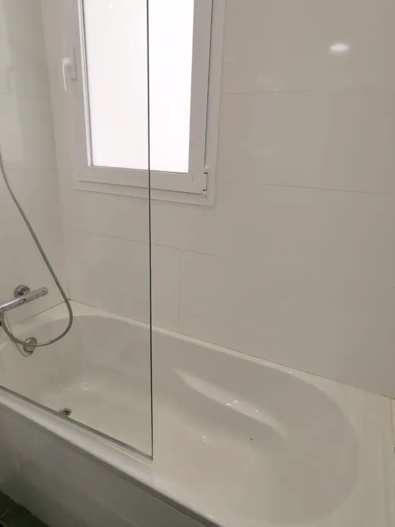 Baño de Piso de alquiler en Marbella con Aire acondicionado, Terraza y Amueblado