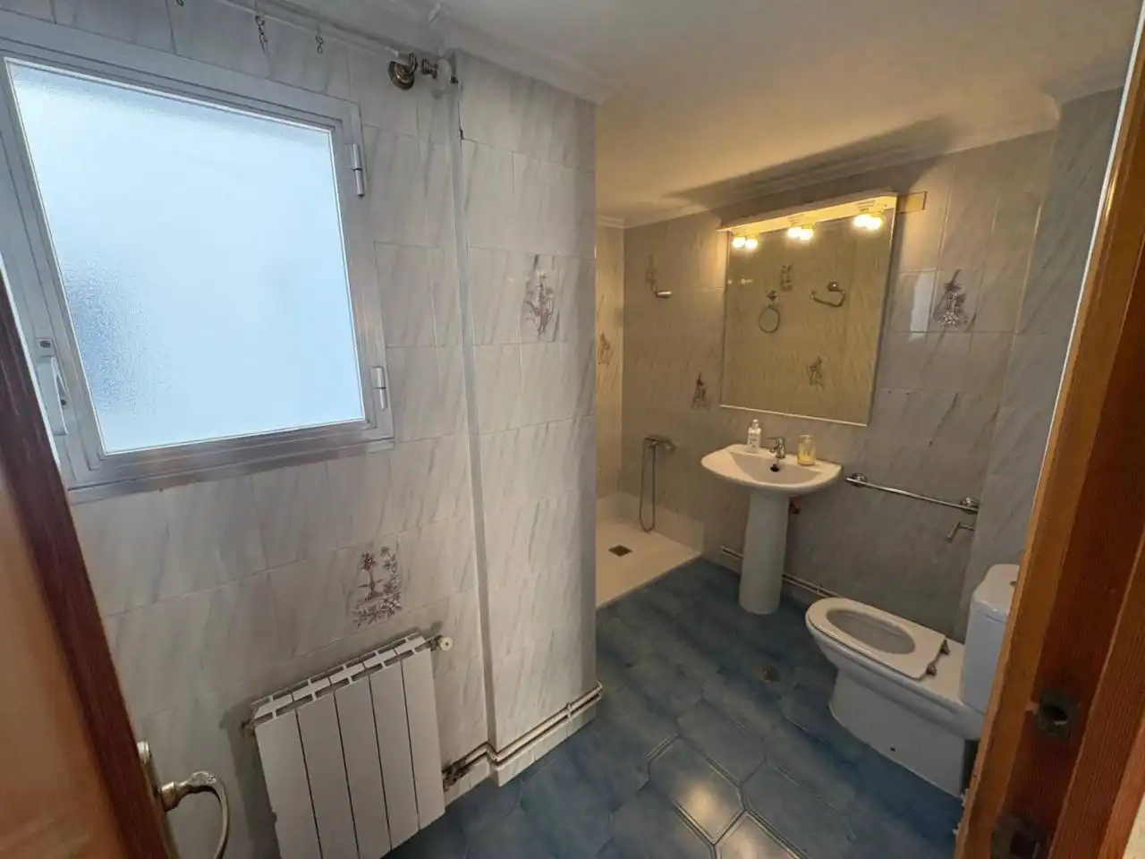 Baño de Piso en venta en Alicante / Alacant con Aire acondicionado, Calefacción y Amueblado