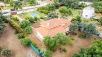 Vista exterior de Casa o xalet en venda en Sanlúcar la Mayor amb Aire condicionat, Calefacció i Jardí privat