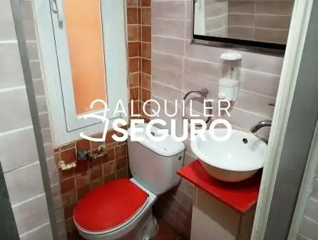 Baño de Piso de alquiler en Miranda de Ebro con Calefacción, Terraza y Amueblado