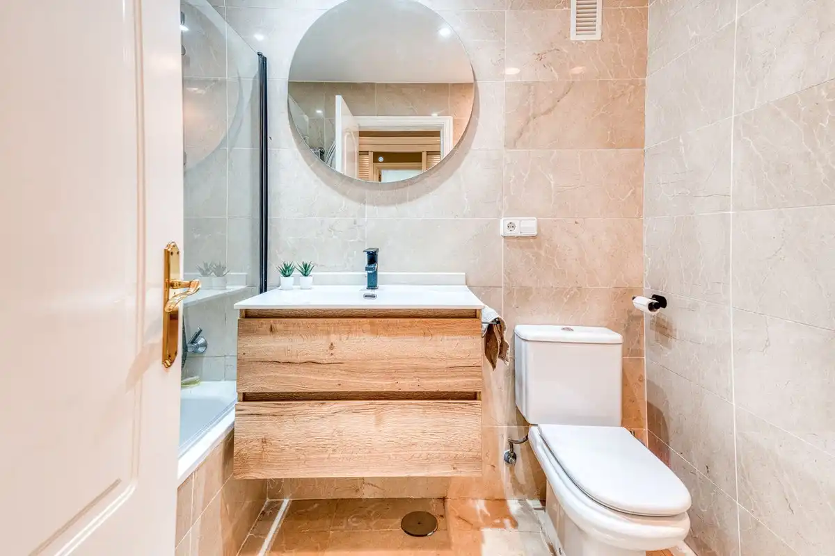 Bathroom of Apartments for rent in Benahavís  with Air Conditioner, Terrace and Community pool