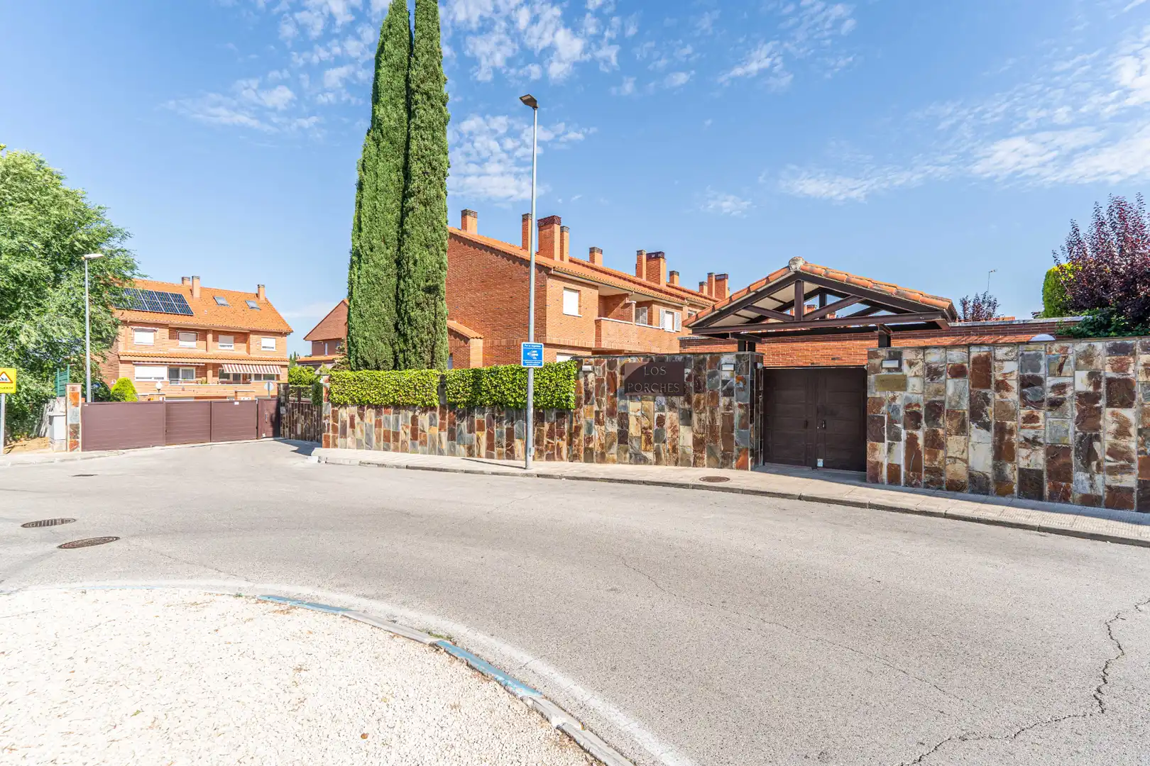 Vista exterior de Casa adosada en venta en Las Rozas de Madrid con Calefacción, Jardín privado y Parquet