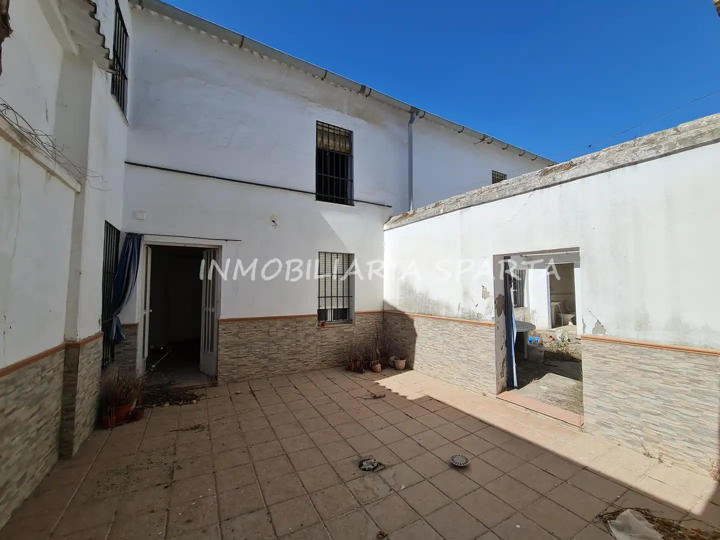 Vista exterior de Casa adosada en venda en Sanlúcar la Mayor amb Jardí privat i Balcó
