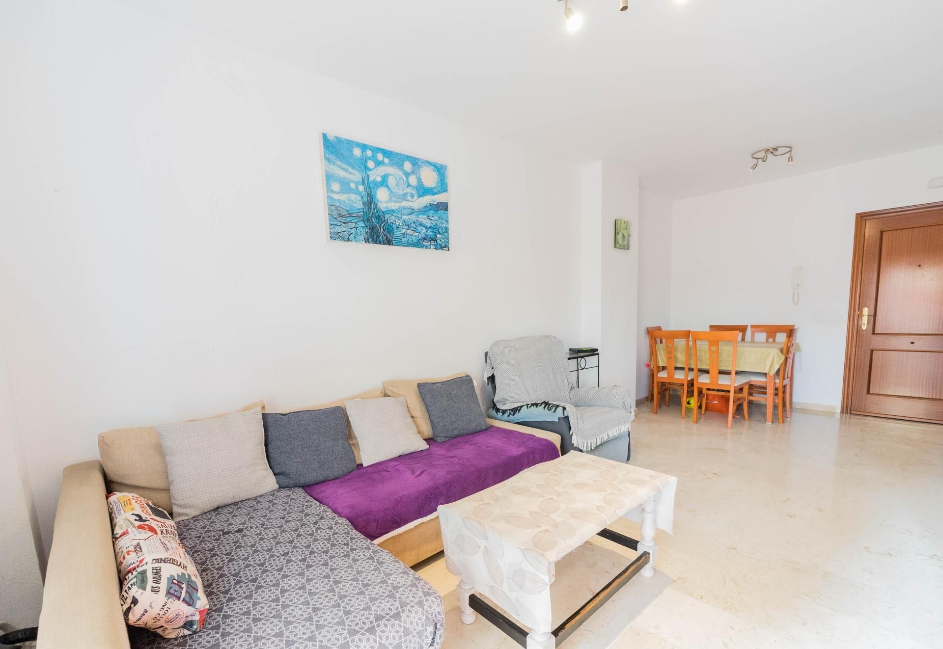 Sala d'estar de Apartament en venda en Marbella amb Jardí privat, Terrassa i Piscina comunitària