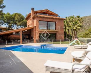 Vista exterior de Casa o xalet de lloguer en Castelldefels amb Aire condicionat, Jardí privat i Terrassa
