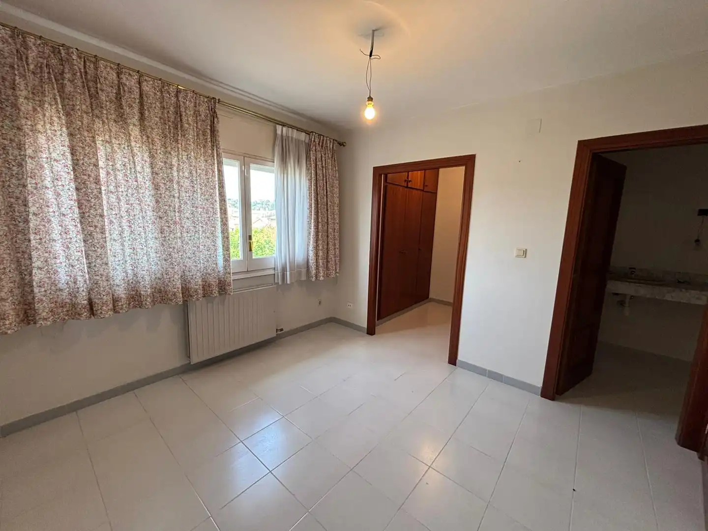 Habitación de Casa adosada en venta en Sant Esteve Sesrovires con Calefacción, Terraza y Trastero