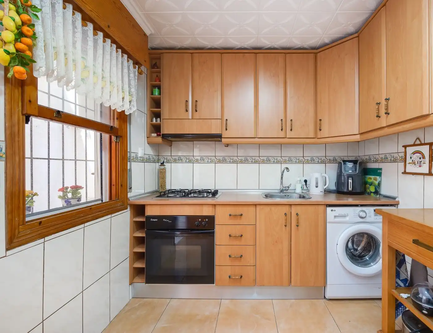 Küche von Einfamilien-Reihenhaus zum Verkauf in Torrevieja mit Terrasse, Balkon und Gemeinschaftspool