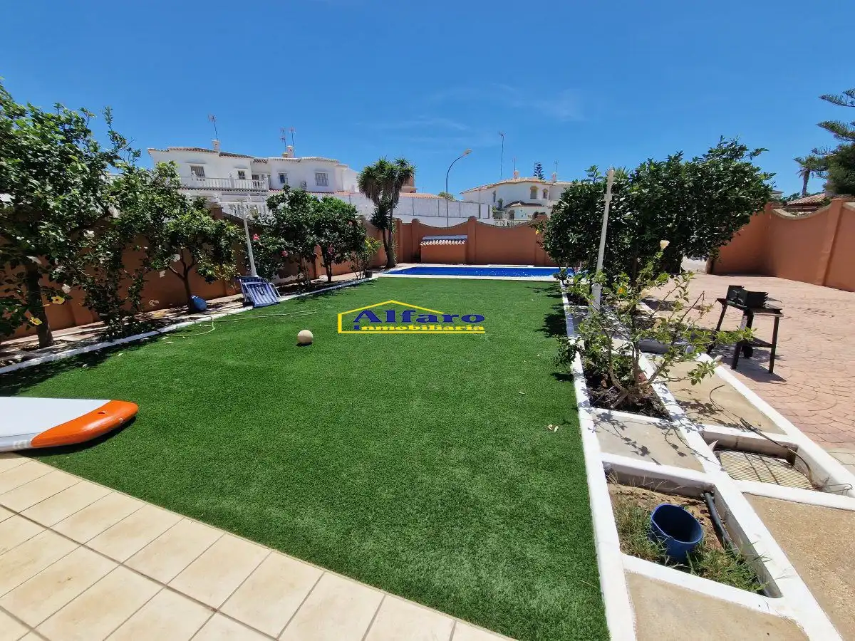 Chalet con piscina en venta en Matalascañas, imagen 3