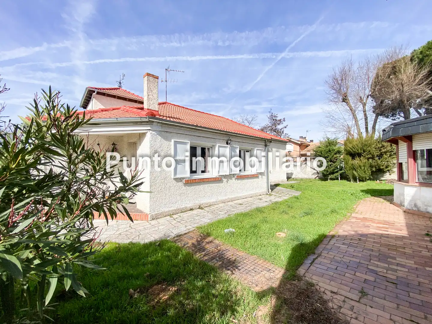 Vista exterior de Casa o xalet en venda en Valladolid amb Jardí privat i Terrassa