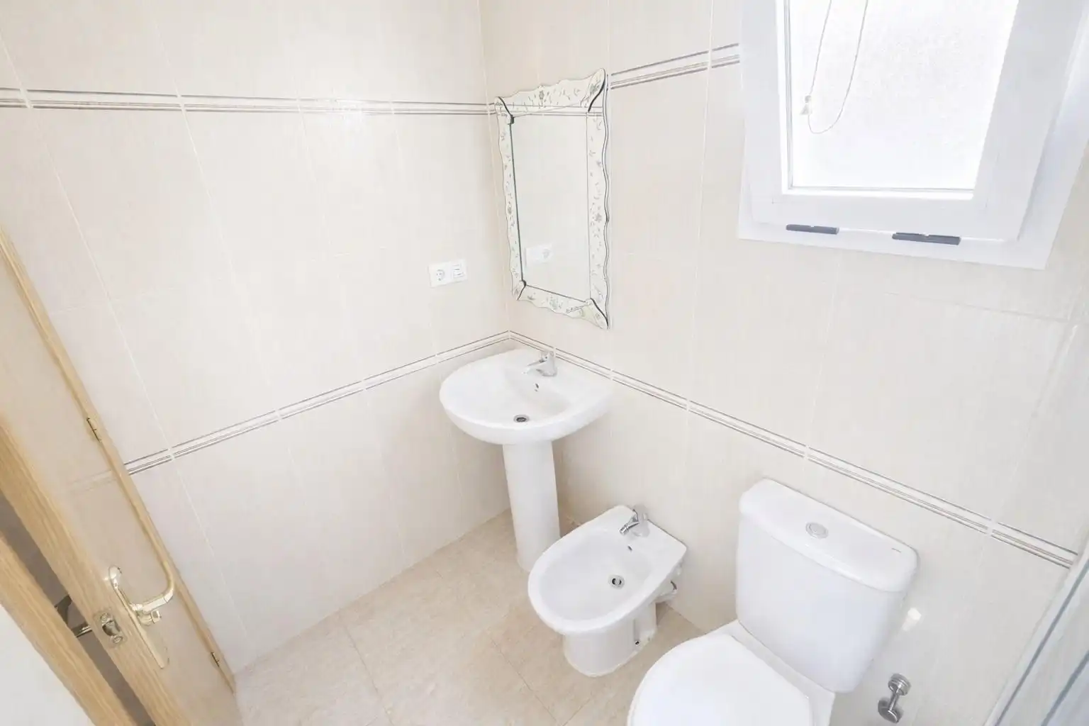 Badezimmer von Wohnung zum Verkauf in Torrevieja mit Klimaanlage, Heizung und Privatgarten
