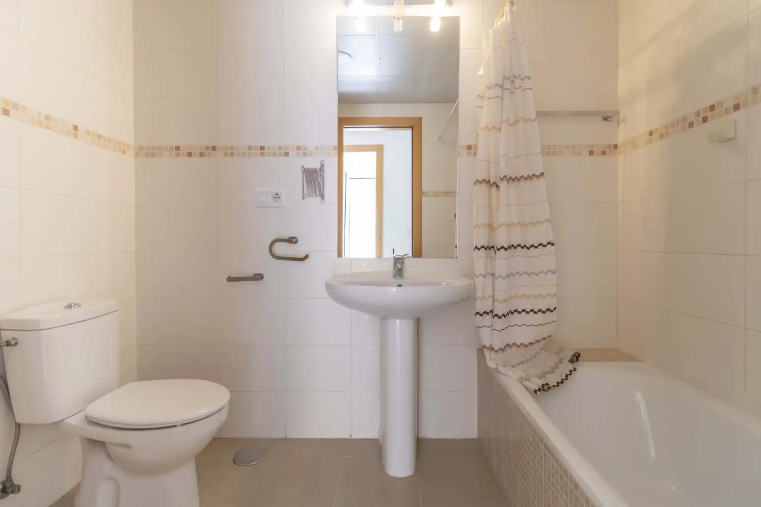 Baño de Casa adosada en venta en Espartinas con Aire acondicionado, Terraza y Piscina