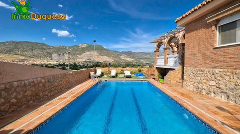 Chalet de 7 dorm. con terreno rústico, piscina y vistas a Sierra Nevada en Padul.