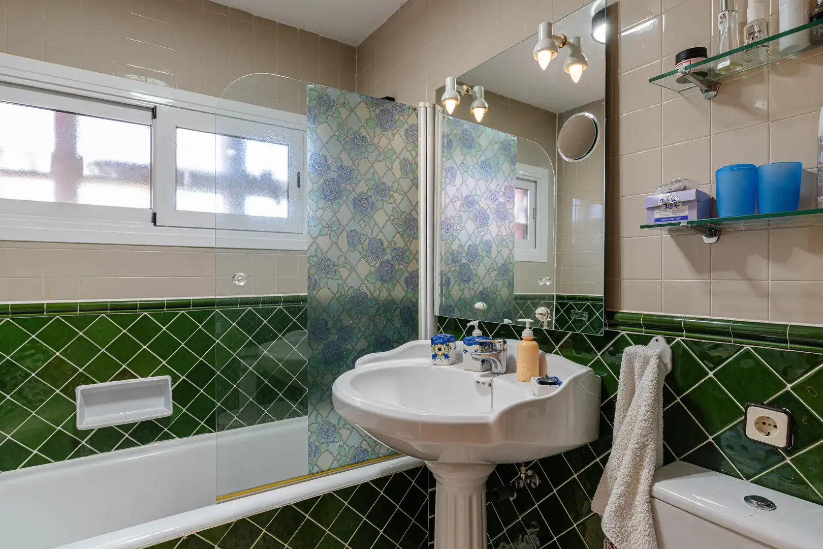 Bathroom of Houses for sale in Villanueva de la Cañada  with Air Conditioner, Heating and Private garden