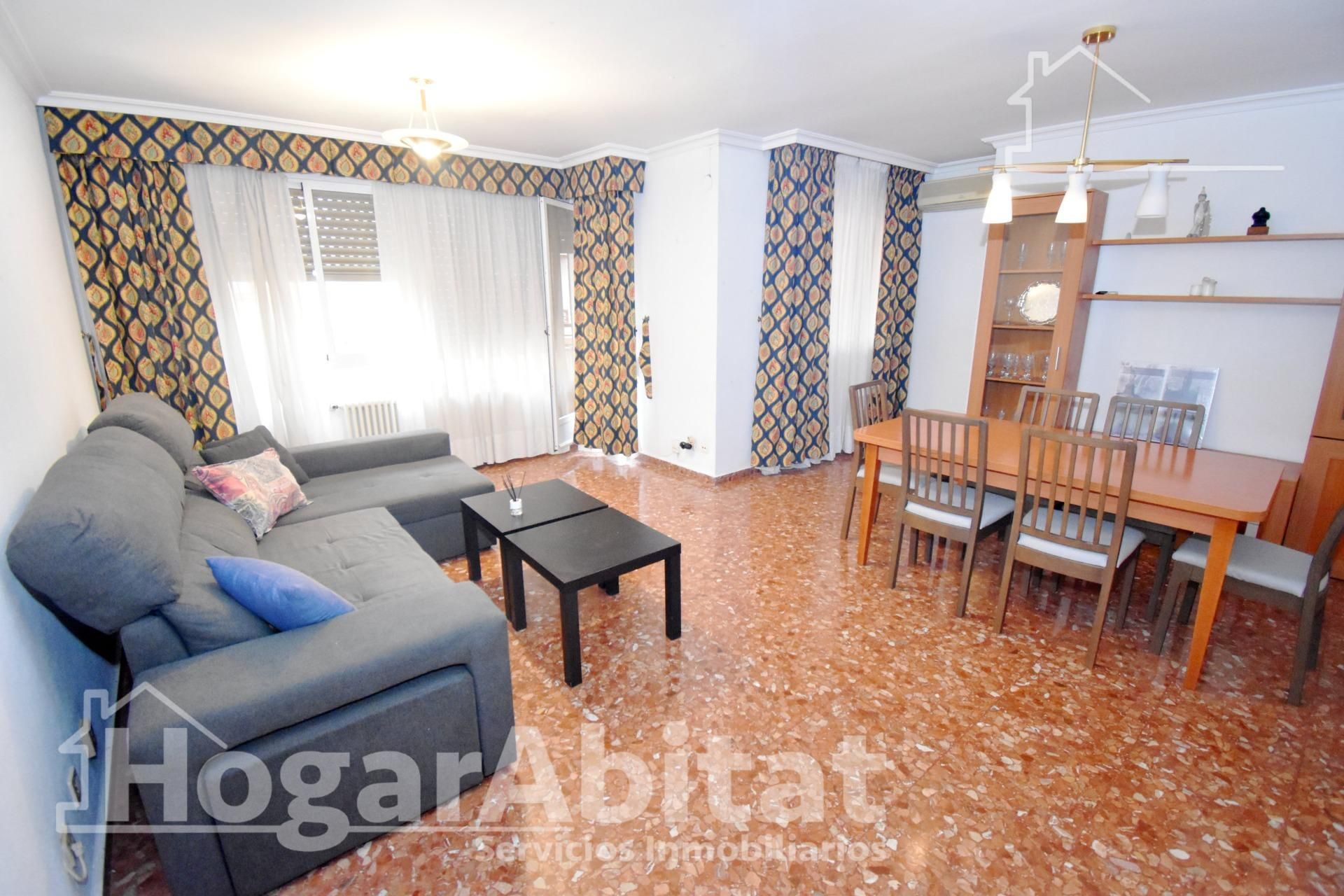 Sala de estar de Piso en venta en Castellón de la Plana / Castelló de la Plana con Aire acondicionado, Calefacción y Trastero