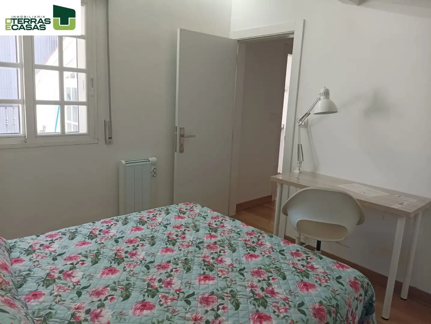 Habitación de Ático para compartir en Pontevedra Capital  con Calefacción, Terraza y Amueblado