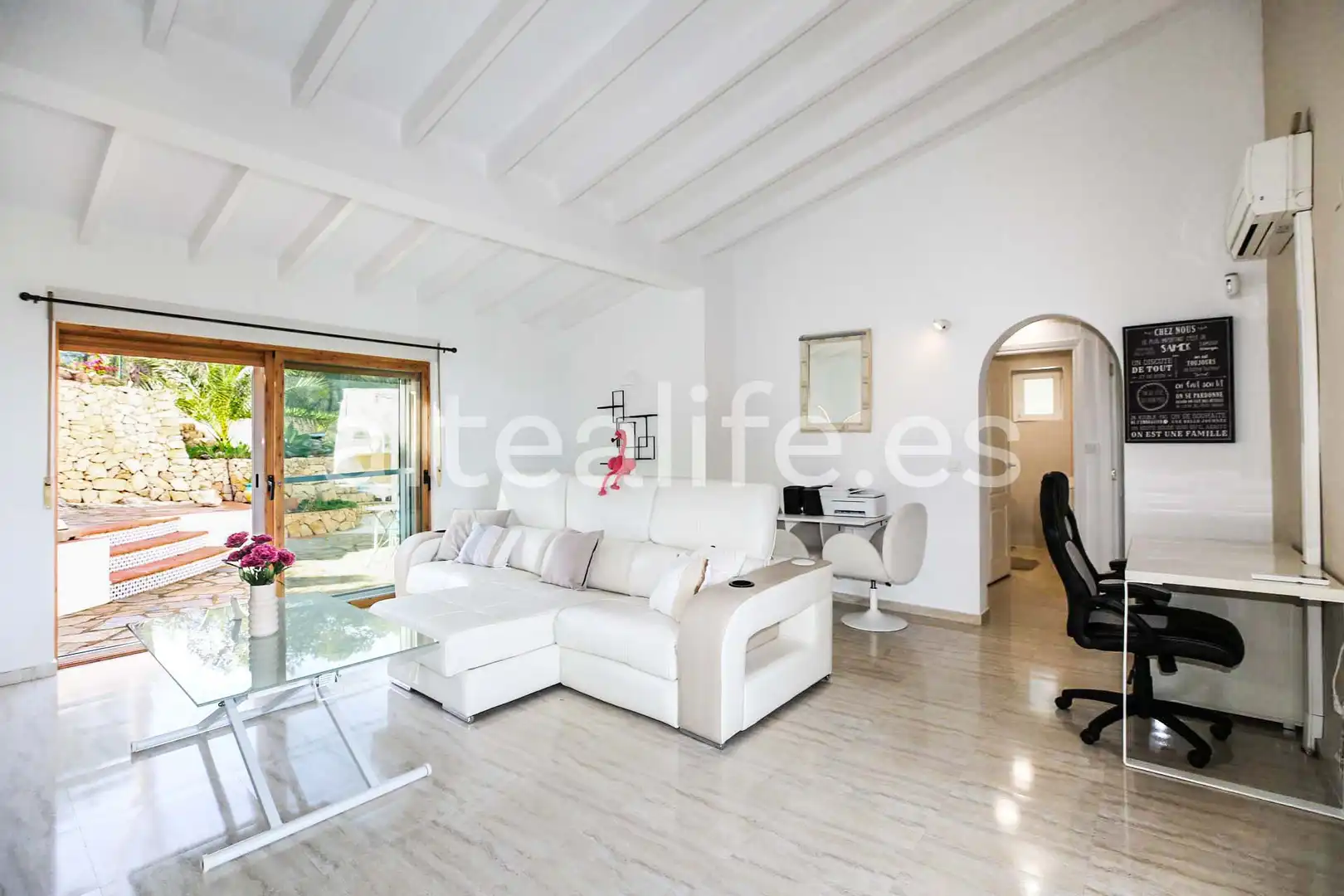 Sala d'estar de Casa o xalet en venda en La Nucia amb Aire condicionat, Jardí privat i Terrassa