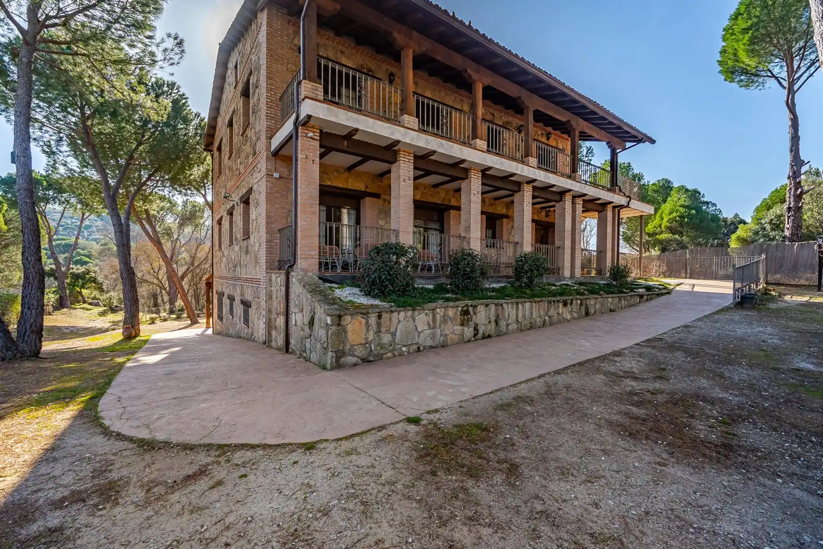 Vista exterior de Finca rústica en venda en El Tiemblo  amb Calefacció, Jardí privat i Terrassa