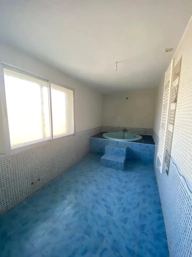 Bany de Casa o xalet en venda en Casarrubios del Monte amb Jardí privat, Piscina i Moblat
