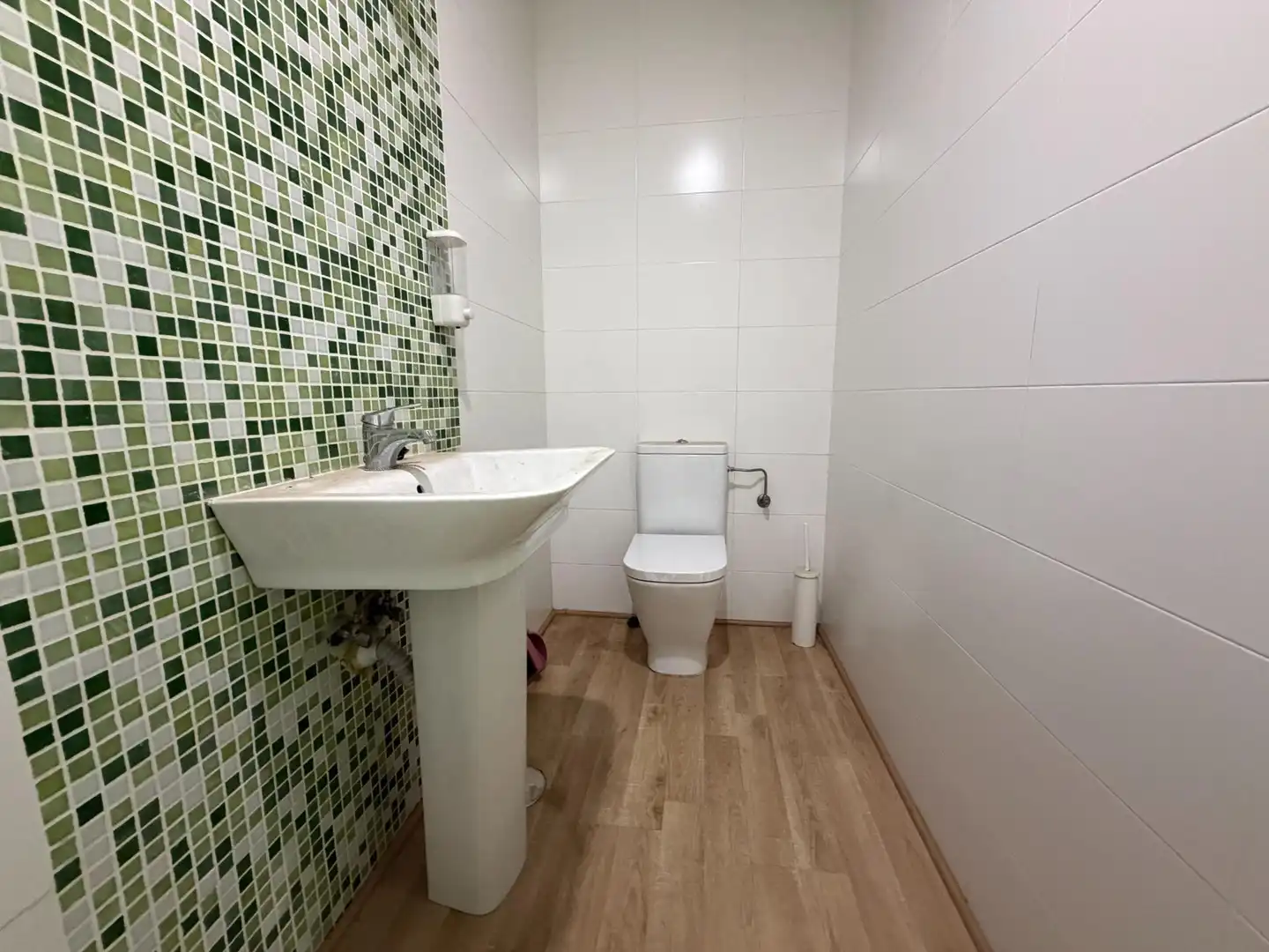 Baño de Local de alquiler en Santander con Aire acondicionado