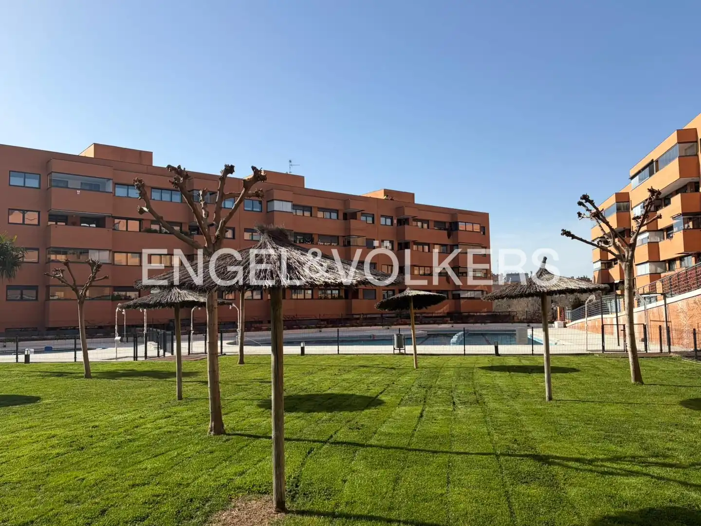 Vista exterior de Apartamento de alquiler en San Sebastián de los Reyes con Aire acondicionado, Calefacción y Jardín privado