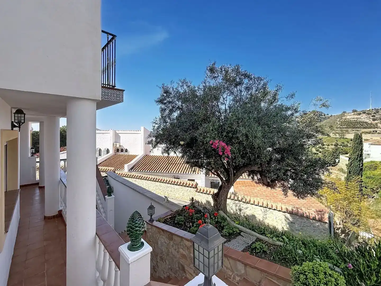Vista exterior de Casa o xalet en venda en Almuñécar amb Aire condicionat, Piscina i Balcó