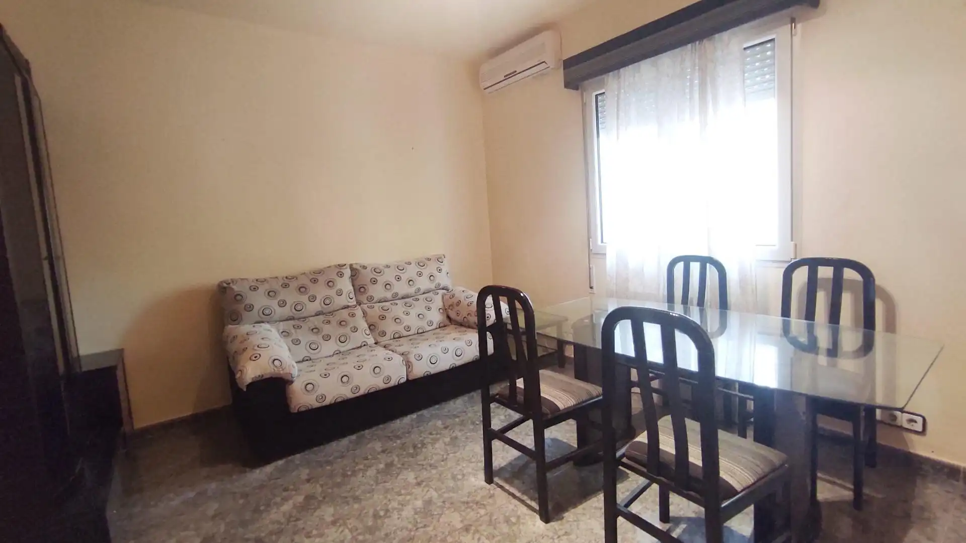 Sala de estar de Piso de alquiler en  Zaragoza Capital con Aire acondicionado, Calefacción y Amueblado