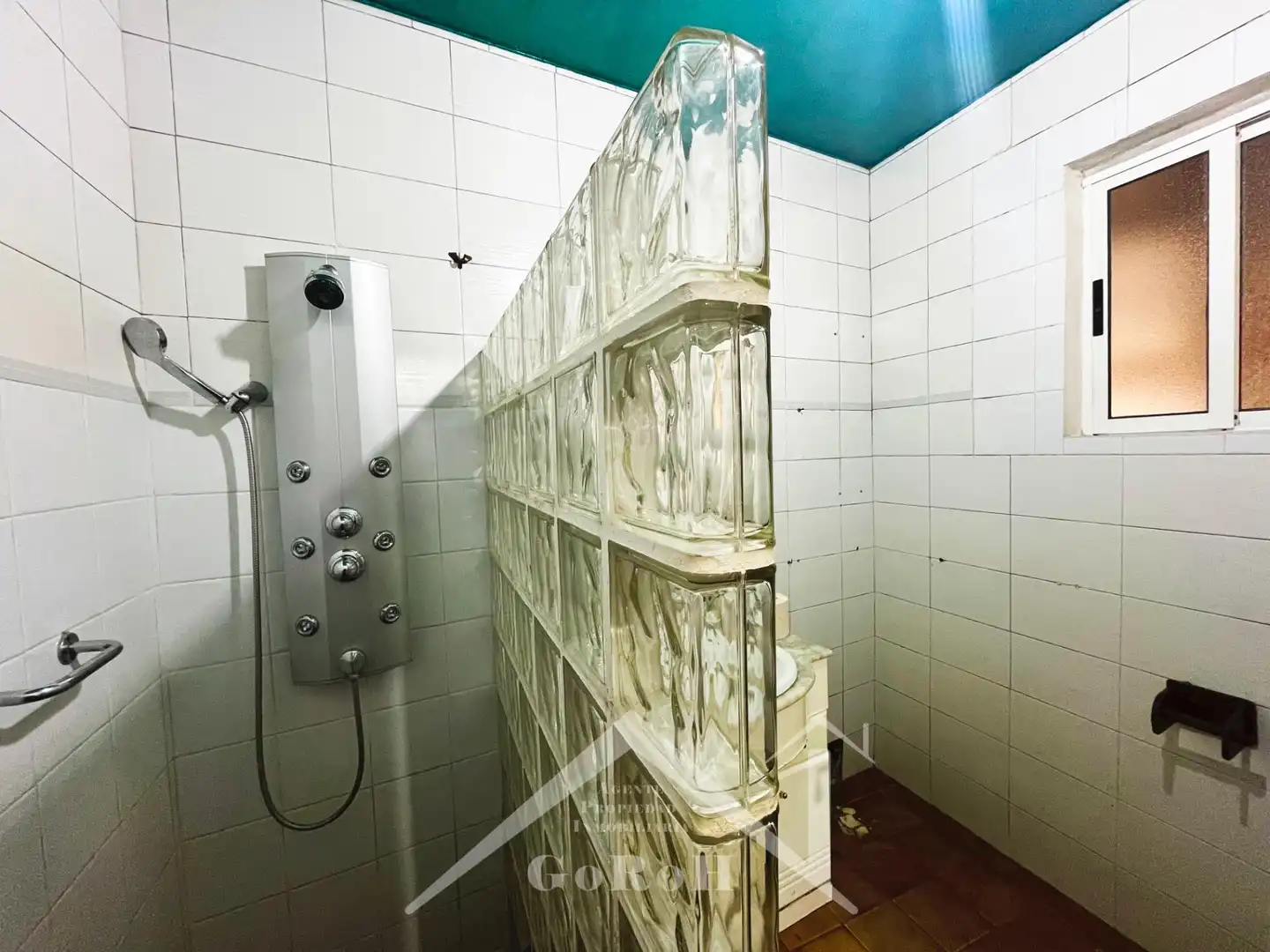Baño de Casa adosada en venta en Almadén de la Plata con Aire acondicionado, Terraza y Trastero
