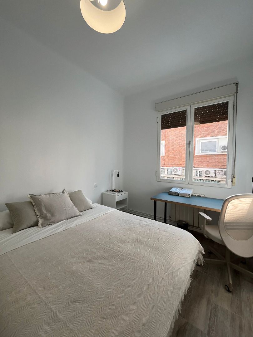 Bedroom of Flat for share in  Madrid Capital  with Air Conditioner, Heating and Furnished