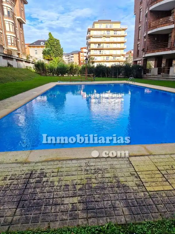 Piscina de Ático en venta en Castro-Urdiales con Calefacción, Parquet y Trastero