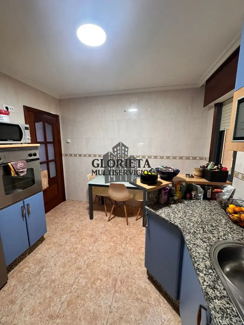Cuina de Pis en venda en Ponteareas amb Calefacció, Parquet i Moblat