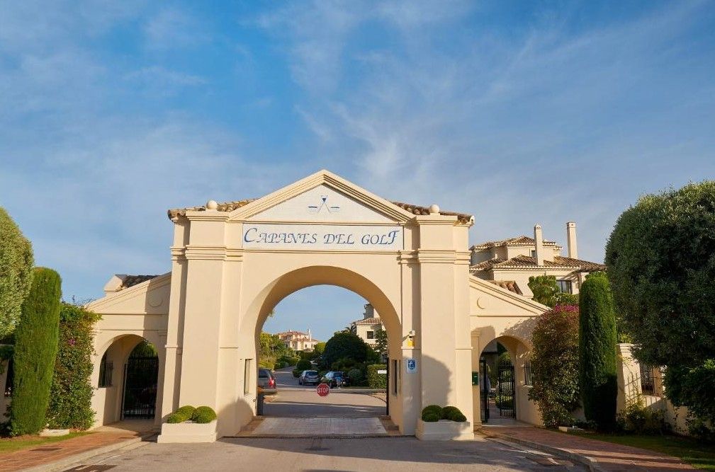 Vista exterior de Apartament en venda en Benahavís amb Aire condicionat, Calefacció i Jardí privat