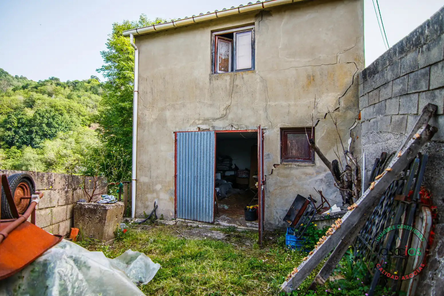 Vista exterior de Casa o xalet en venda en San Martín del Rey Aurelio amb Calefacció, Jardí privat i Terrassa