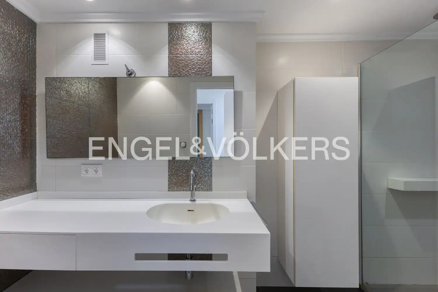 Badezimmer von Wohnung zur Miete in Valencia mit Klimaanlage, Heizung und Parkett