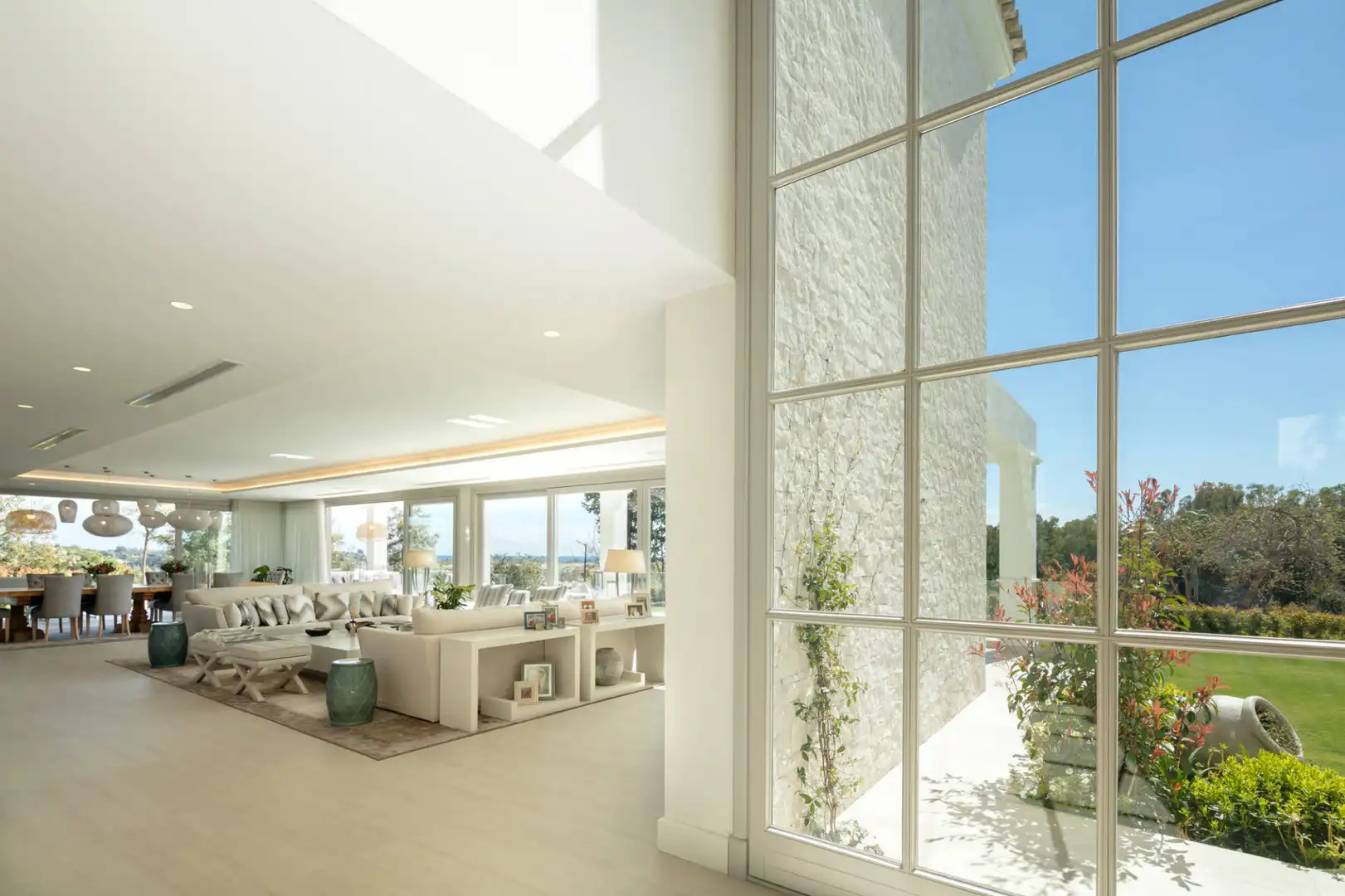 Sala d'estar de Casa o xalet en venda en Marbella amb Aire condicionat, Jardí privat i Terrassa