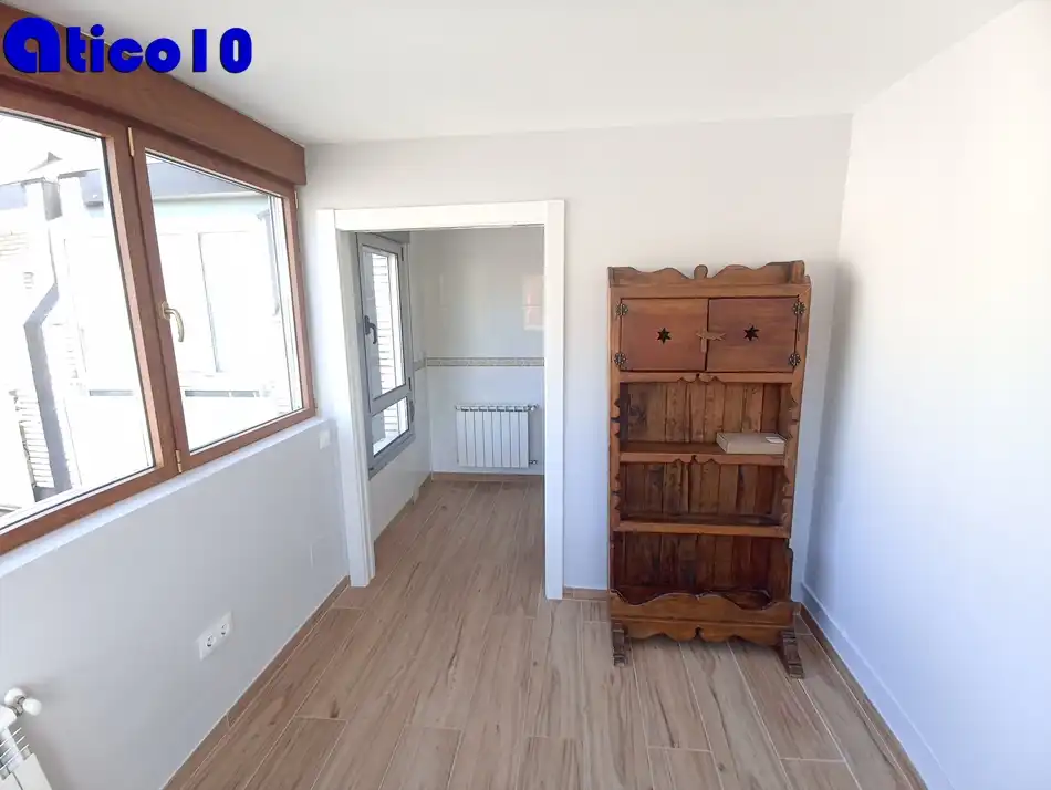 Dormitori de Àtic en venda en Oviedo  amb Calefacció, Jardí privat i Parquet