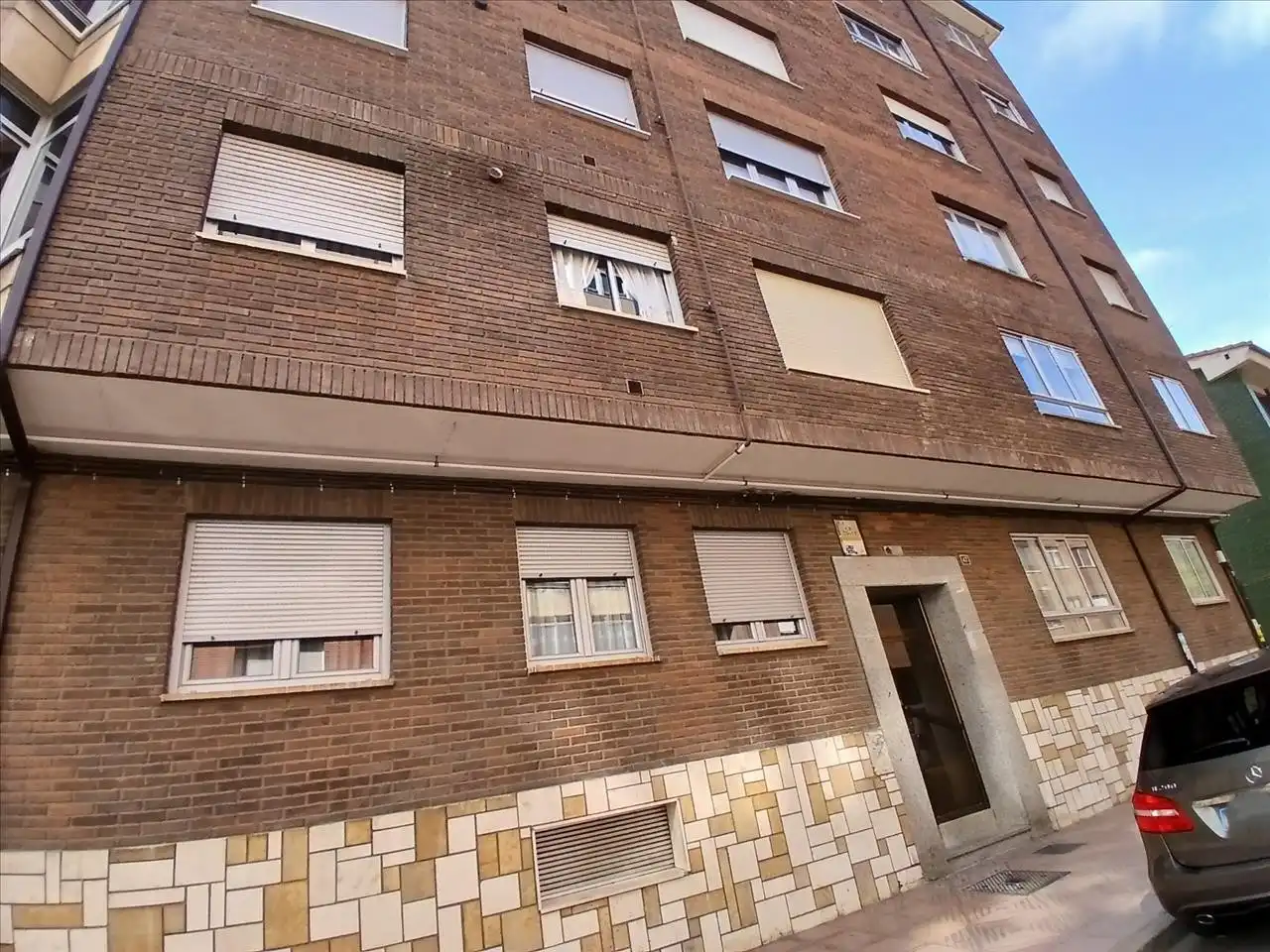 Vista exterior de Piso en venta en La Robla 