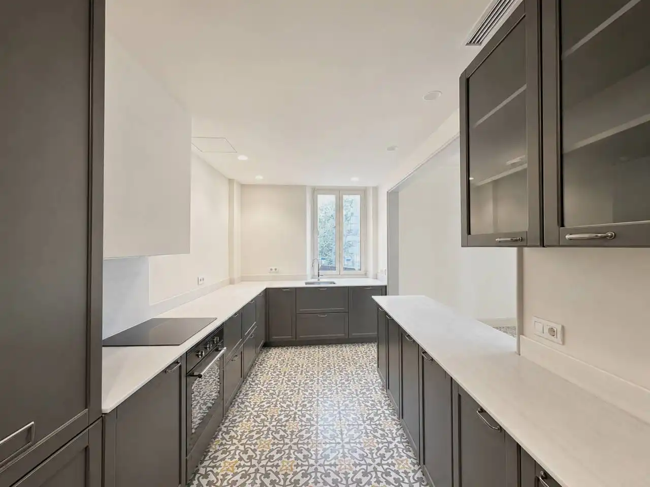 Cocina de Piso de alquiler en Girona con Aire acondicionado, Calefacción y Jardín privado