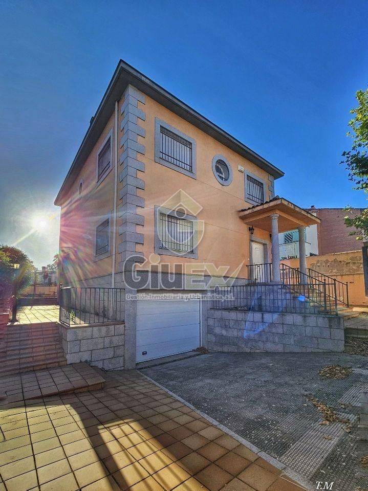 Vista exterior de Casa o xalet en venda en Cáceres Capital amb Calefacció, Jardí privat i Terrassa